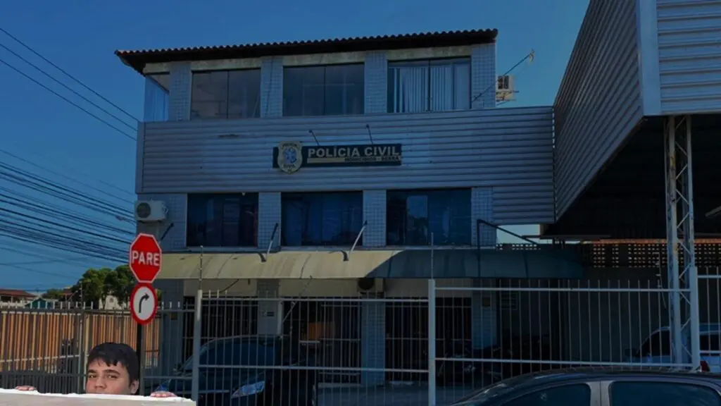 Mãe descobre que filho foi baleado após ouvir tiros em bairro da Serra Fachada da sede da DHPP Serra em Carapina, na Serra