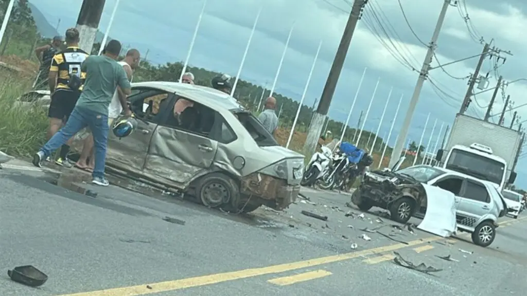Carros acidentados na Avenida Porto Dourado, na Serra