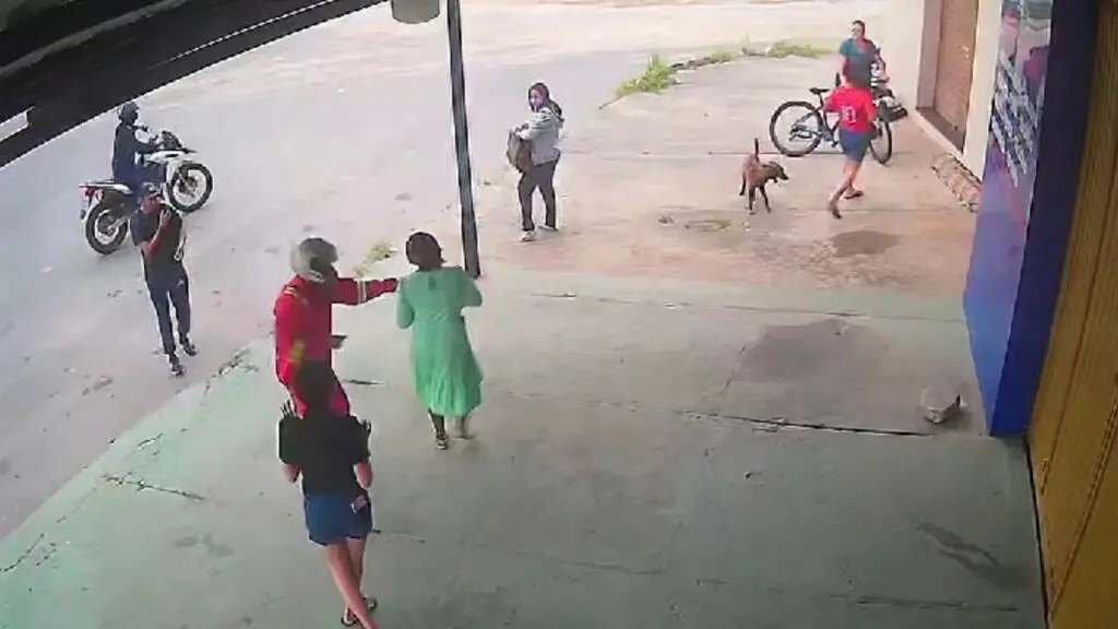 Assaltantes fazem a limpa em ponto de ônibus em Jacaraípe.