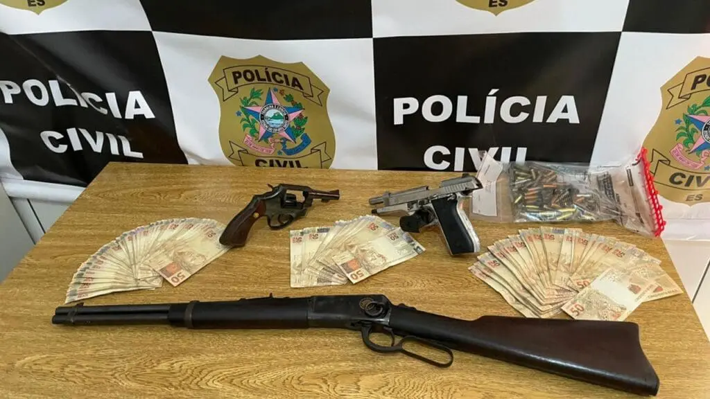 Polícia Civil prende dois sujeitos e encontra casa recheada de armas e munições em Fundão