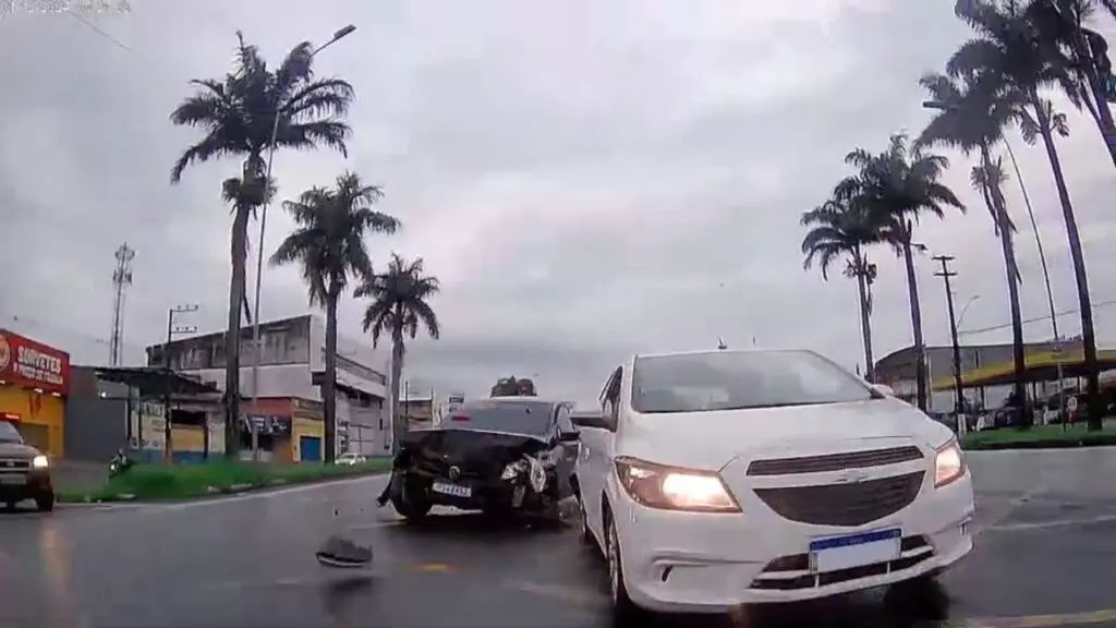 Vídeo: câmera em veículo flagra acidente na BR-101 e fuga de motorista na Serra Motorista bate em traseira de carro parado em semáforo e foge na BR-101 na Serra.