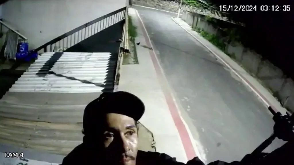 Câmera de segurança registra homem furtando fios de cobre no bairro São Francisco, na Serra
