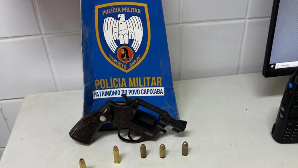 Polícia Militar prende sujeito vacilando armado próximo de biqueira na Serra Homem é preso após tentar se esconder em uma residencia na Serra.
