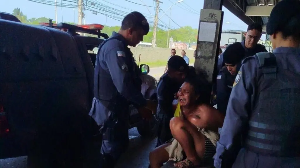 Mulher mete a facada no companheiro em terminal de ônibus da Serra.