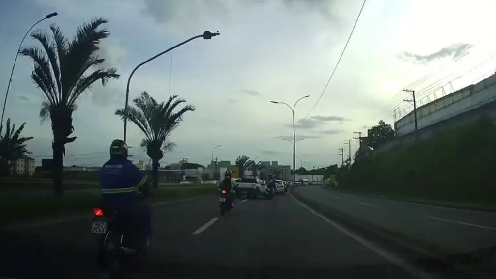 Vídeo: motociclista desvia de carro na BR-101 e evita acidente na Serra Vídeo: motociclista desvia de carro no último instante e evita acidente em avenida movimentada na Serra