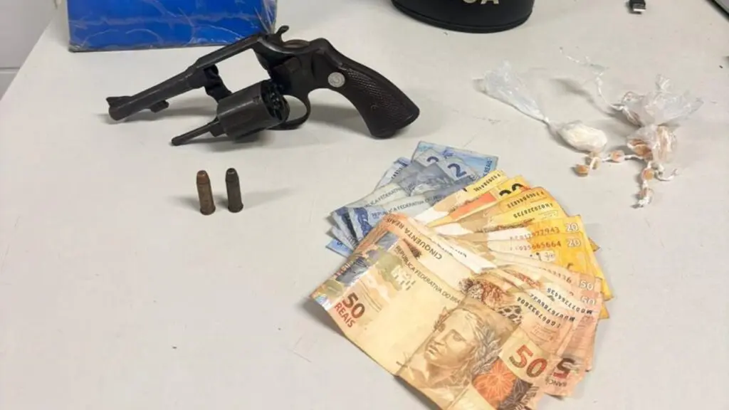 Polícia Militar prende sujeito com drogas e depois encontra arma e dinheiro na Serra Tentativa de negociação com a Força Tática termina com suspeito detido e apreensão de arma e drogas na Serra