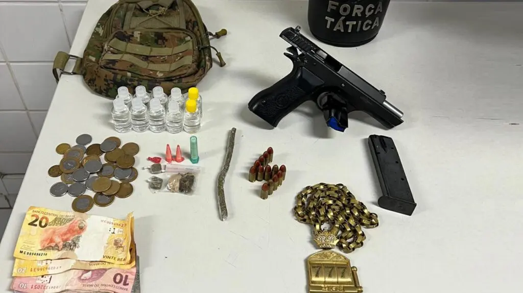 Força Tática captura suspeito e apreende drogas e arma após denúncia anônima na Serra Traficante é preso em flagrante no Planalto Serrano com drogas e arma de fogo