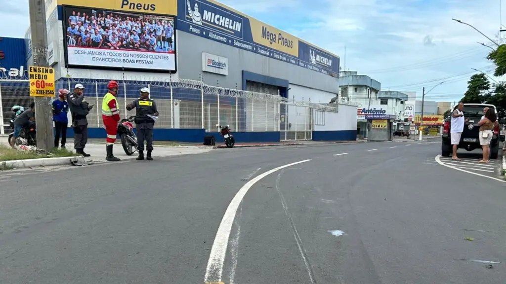 Motociclista faz conversão proibida e colide com picape na Serra