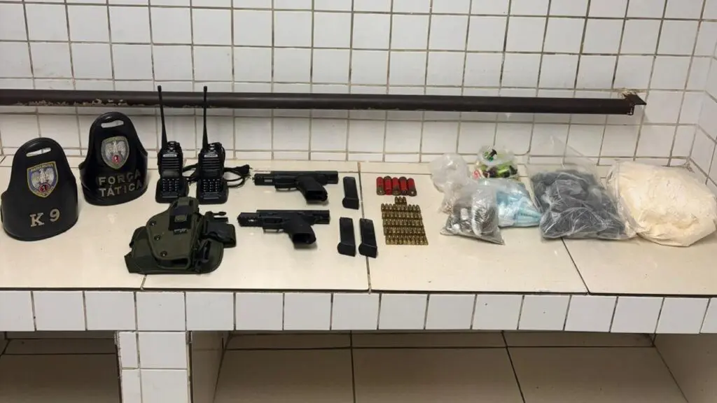 Denúncias resultam em prisões de suspeitos com armas e drogas no bairro Planalto Serrano Denúncia de tráfico resulta na captura de dois sujeitos e apreensão de armas e drogas em Planalto Serrano