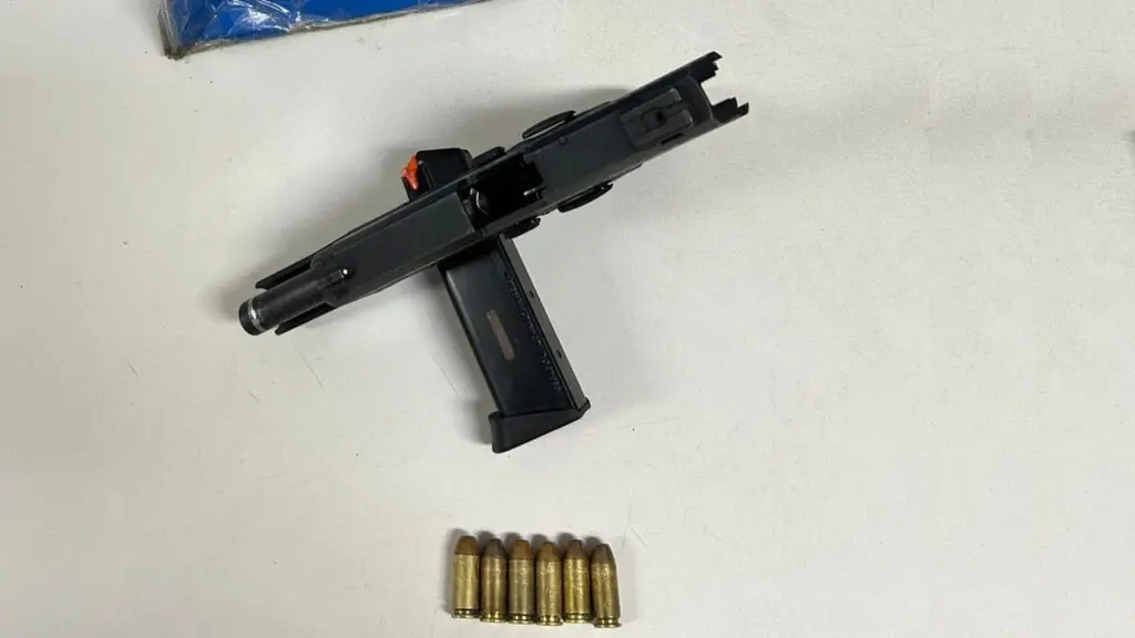 Polícia Militar detém barbeiro por posse ilegal de arma após denúncias de disparos na Serra Polícia Militar detém barbeiro armado após denúncias de disparo de arma de fogo na Serra