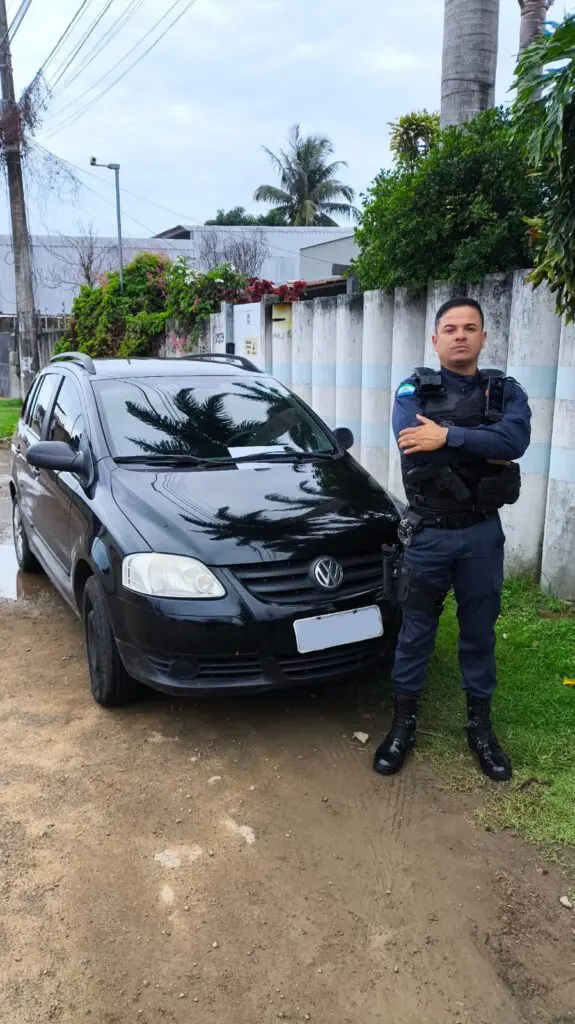 Um agente da Guarda da Serra ao lado de um veículo, que havia sido roubado.
