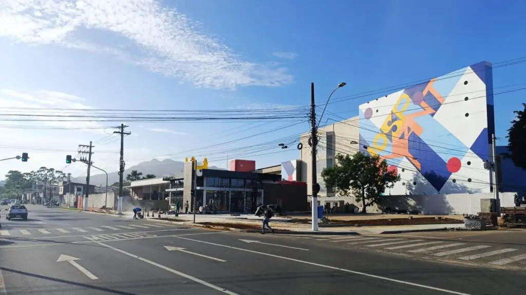 A nova unidade do Burger King sendo finalizada na movimentada Avenida Eudes Scherrer, em Laranjeiras.