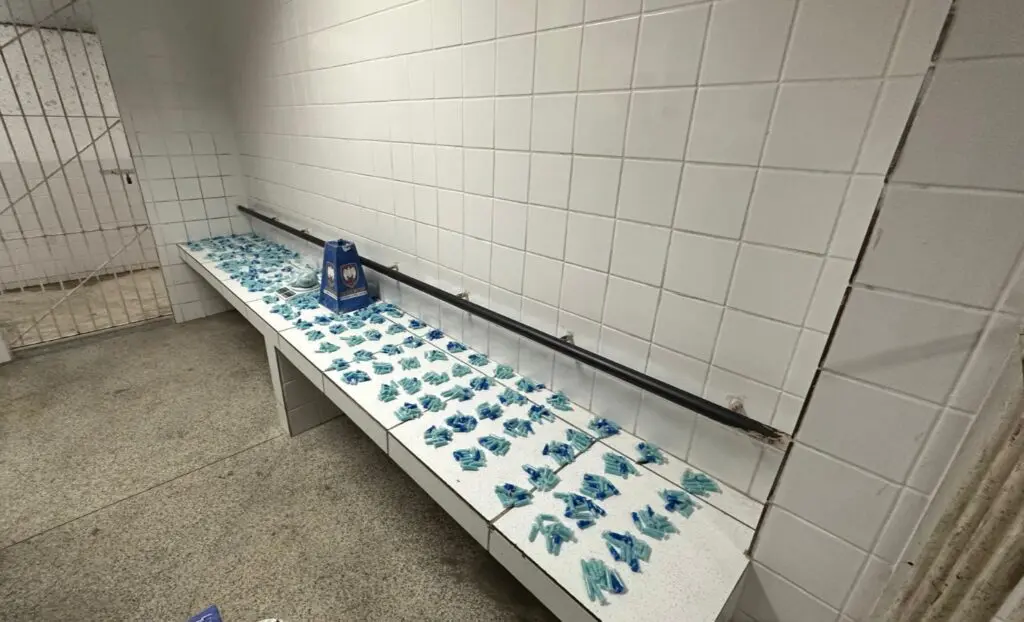 Sobre uma bancada matérias usados pelo tráfico apreendidos pela Polícia Militar: Mais de 1.000 pinos de cocaina.