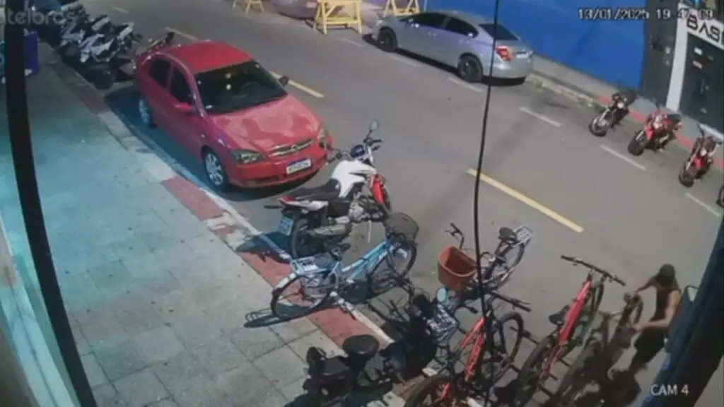 Vídeo: Sujeito quebra dois cadeados e furta bicicleta avaliada em R$ 2 mil na Serra Vídeo: Câmera de segurança flagra sujeito furtando bicicleta de R$ 2.500 em frente a academia na Serra