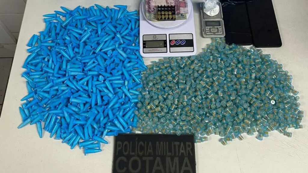 Polícia Militar Ambiental prende suspeitos e encontra grande quantidade de drogas em Jacaraípe Polícia Militar Ambiental arrocha suspeitos vacilando na pista e apreende grande quantidade de drogas em Jacaraípe.
