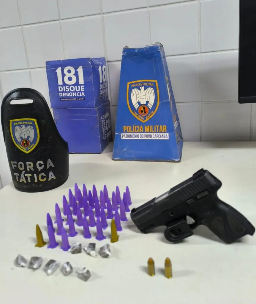 Sobre uma mesa uma pistola calibre 9mm, duas munições, 33 pinos, 33 pinos de cocaína e oito buchas de maconha.
