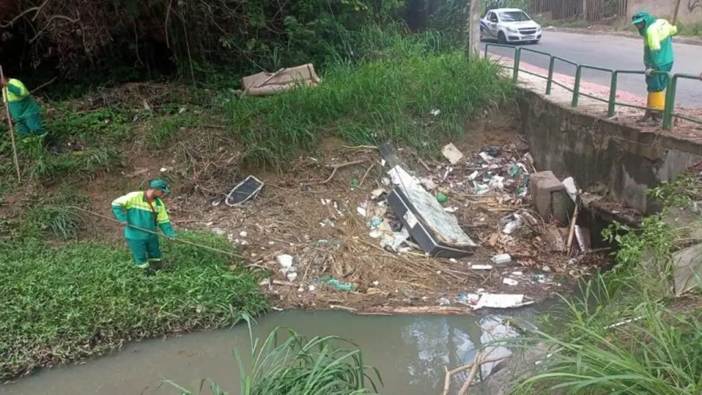 Prefeitura da Serra realiza limpezas em córregos para evitar alagamentos na cidade.