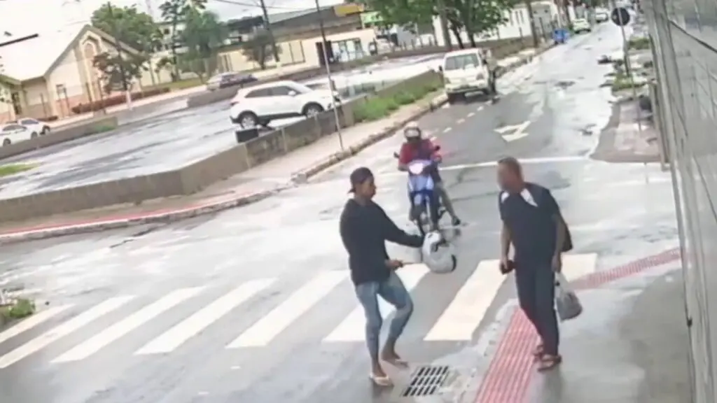 Vídeo: Assaltantes armados roubam mecânico em plena luz do dia na Serra