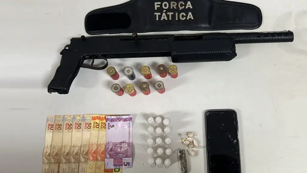Suspeito é preso com espingarda e drogas após denúncias anônimas na Serra PM apreende arma e drogas em posse de sujeito durante perseguição na Serra.