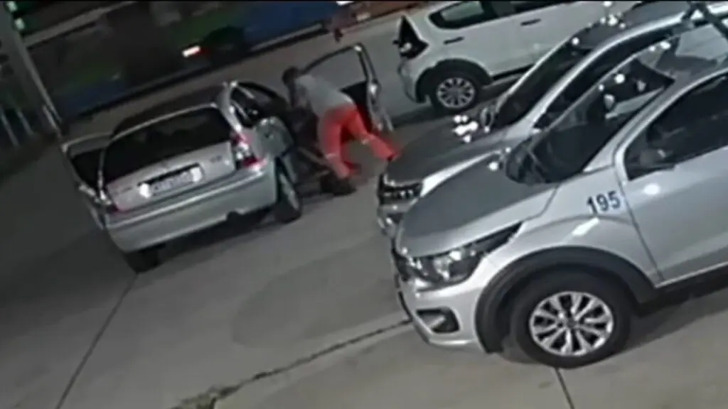 DHPP Serra prende homem que tentou matar mulher trans em posto de combustível Mulher trans é atacada com facão em posto de gasolina na Serra