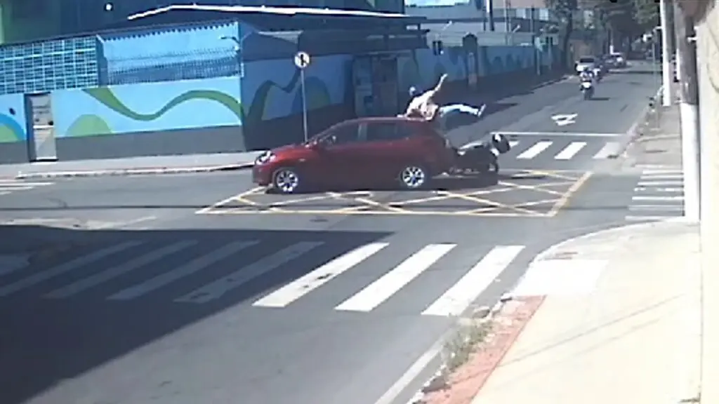 Vídeo: Câmera de segurança flagra acidente entre carro e moto em cruzamento da Serra Vídeo: Câmera de segurança registra acidente impressionante entre carro e moto em cruzamento da Serra
