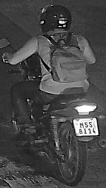 Imagem de um homem vítima de homicídio em cima da moto.