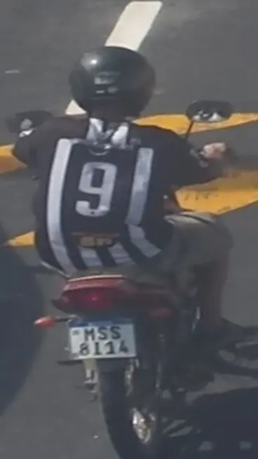Imagem de um homem acusado de homicídio em cima da moto.