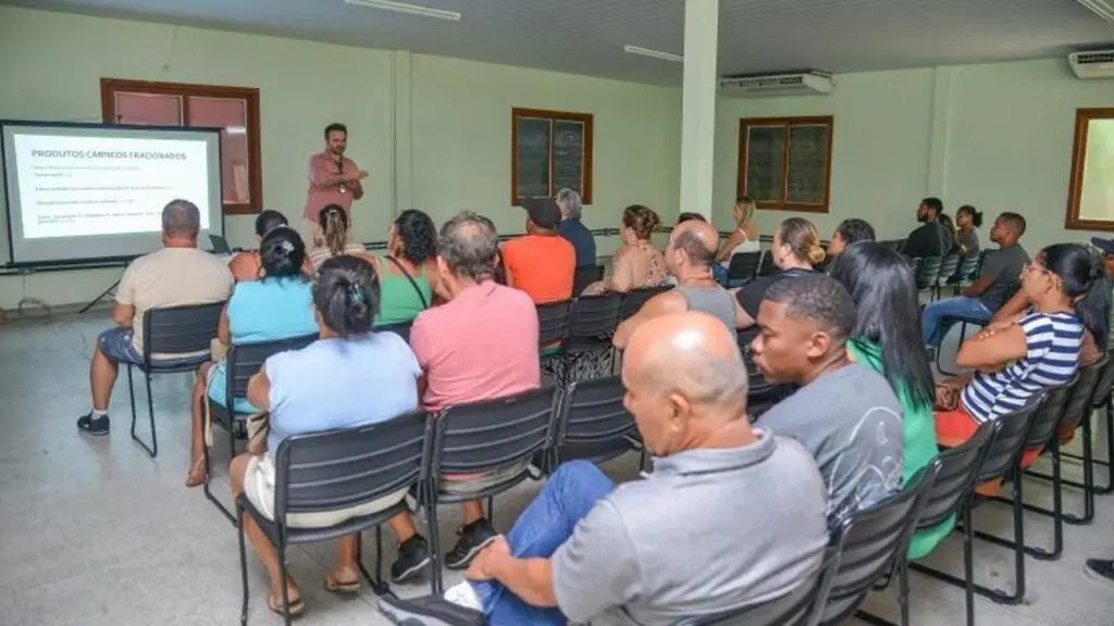 Ambulantes participam de curso de manipulação de alimentos na Serra Prefeitura realiza curso de manipulação de alimentos para ambulantes da Serra