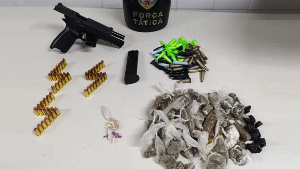 Força Tática apreende drogas e arma após perseguição a traficantes em Planalto Serrano Força Tática apreende drogas e arma após perseguição a traficantes em Planalto Serrano