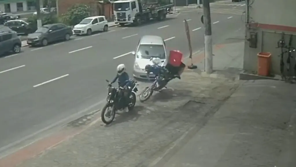 Vídeo: Câmera de segurança flagra motociclista caindo após ser atingido por carro na Serra