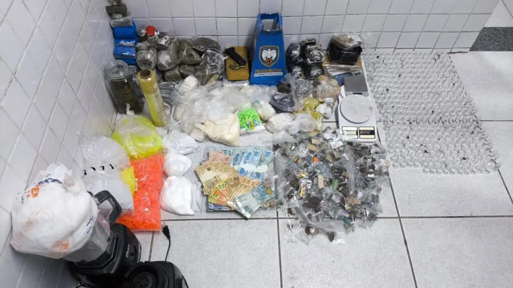 Polícia Militar arrocha traficantes vacilando na pista e encontra casa recheada de drogas na Serra