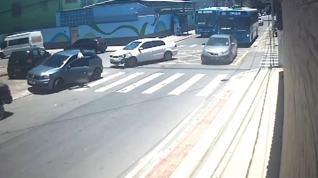Não é replay; câmera flagra novamente acidente em cruzamento famoso por colisões na Serra Vídeo: em menos de uma semana, cruzamento registra mais um acidente na Serra