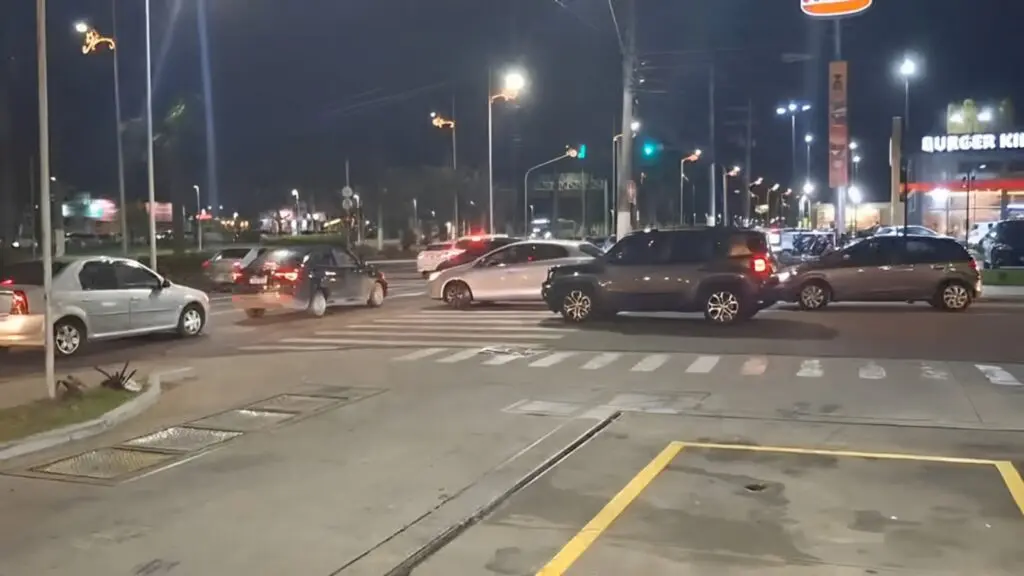 Imagem do congestionamento de clientes Drive-Thru em frente ao novo Burger King, em Laranjeiras, na Serra.