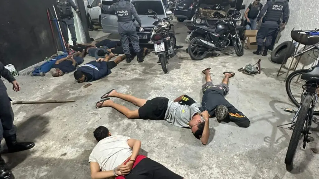 Vídeo: Polícia Militar detona laboratório do “Pó do Capitão” escondido em oficina na Serra Oito homens deitados no interior da oficina alvo de operação da PM.