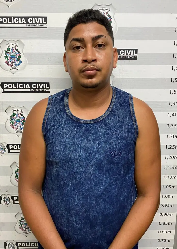 Imagem de um homem em frente a uma parede com marcas de altura e divulgação da Polícia Civil.