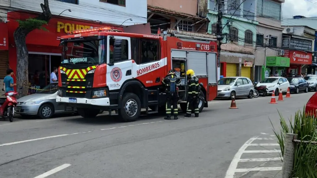 Bombeiros encontram corpo após conter incêndio em apartamento na Serra Corpo de Bombeiros em frente ao local onde ocorreu o incêndio, na Serra-ES