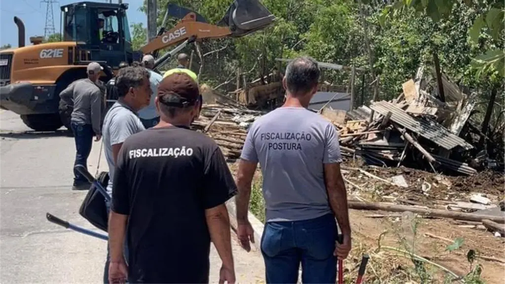 Equipes de fiscalização desmontam invasão em área de preservação ambiental na Serra