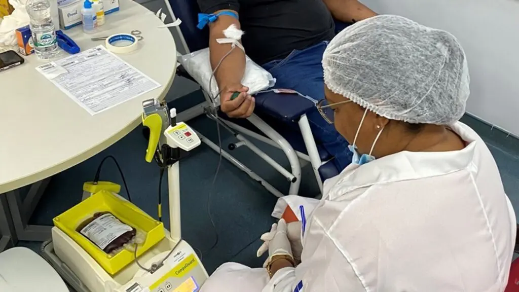 Estoques de sangue atingem níveis críticos no ES; saiba como doar Enfermeira assistindo o doador de sangue.