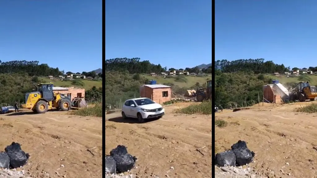 Máquinas e equipes da Prefeitura da Serra demolindo construções irregulares no bairro Jacaré