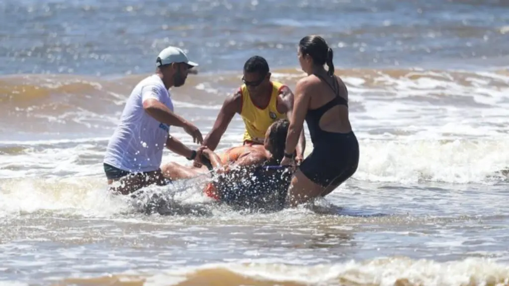 Projeto que leva inclusão às praias alcança mais de 150 banhos assistidos na Serra