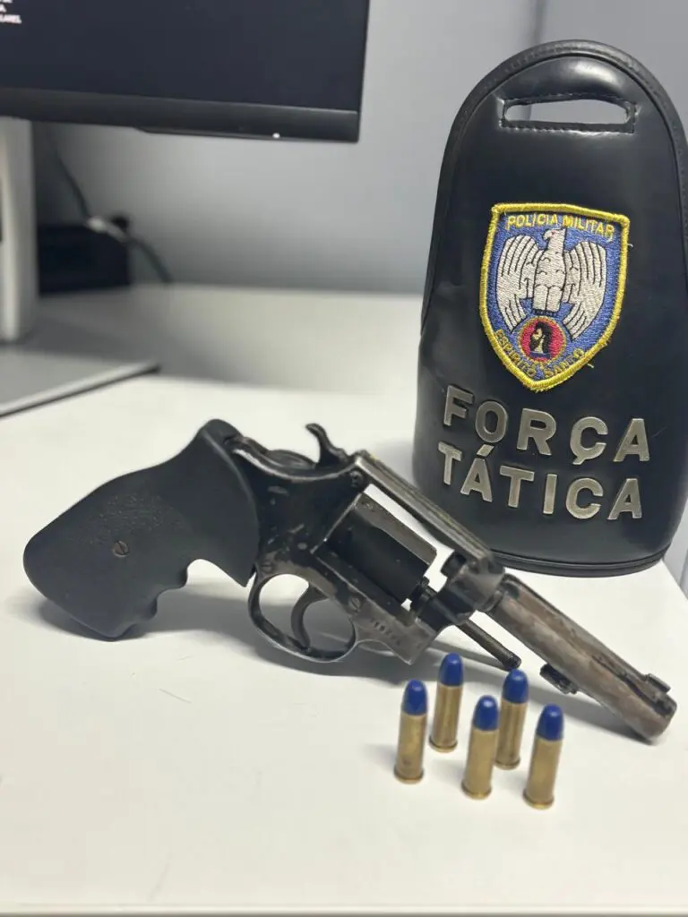 imagem de um revolver calibre .38 sobre uma mesa e 5 munições.