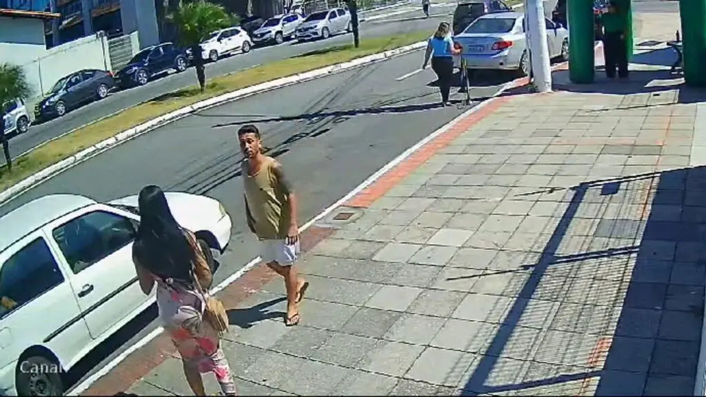 Câmera de segurança registra roubo em frente a prédio da Prefeitura da Serra.