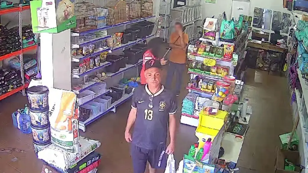Vídeo: sujeito se passa por cliente e furta celular de adolescente em pet shop na Serra Vídeo: Sujeito se passa por cliente e furta celular de adolescente em pet shop na Serra
