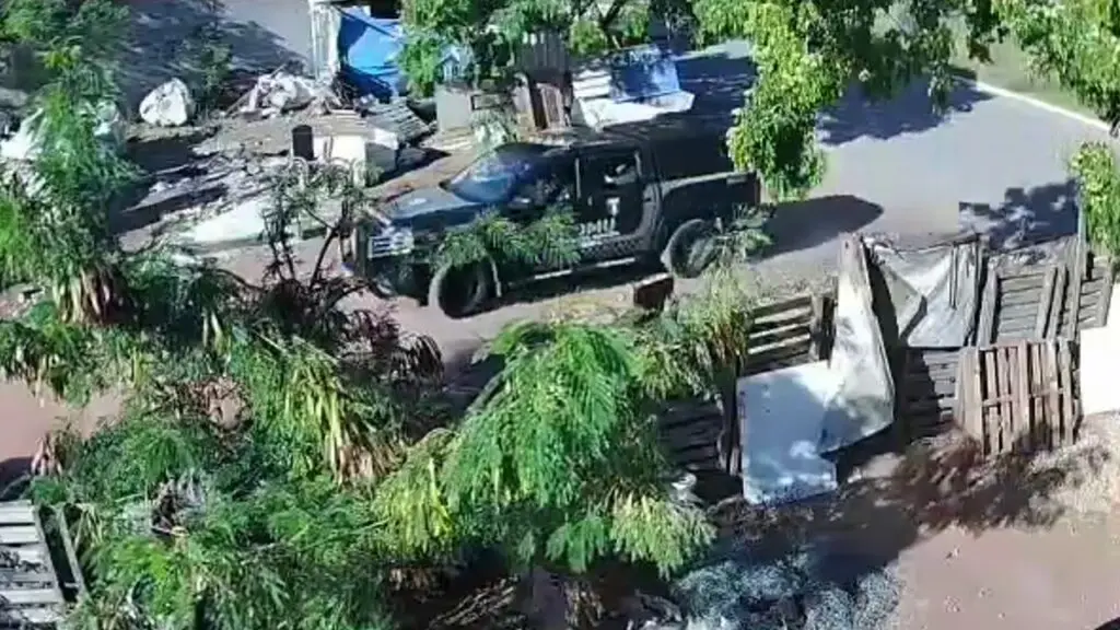 Vídeo: ROMU arrocha e troca tiros com traficantes com auxílio de drone na Serra ROMU arrocha traficantes com auxílio de drone em área de descarte na Serra.