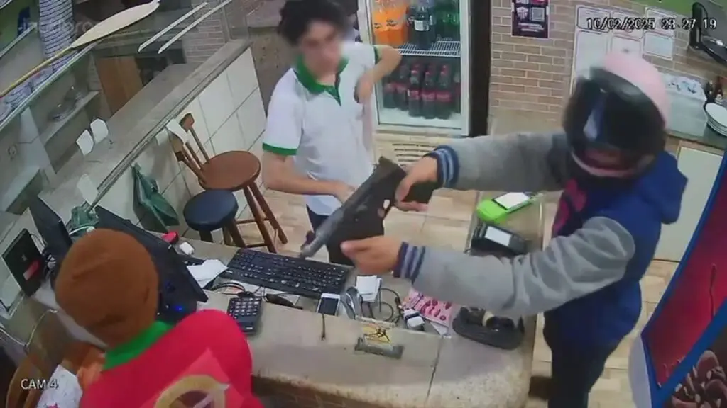 Vídeo: câmera de segurança flagra dupla de capacete assaltando pizzaria na Serra Assaltantes armados com submetralhadora fazem limpa em pizzaria da Serra.