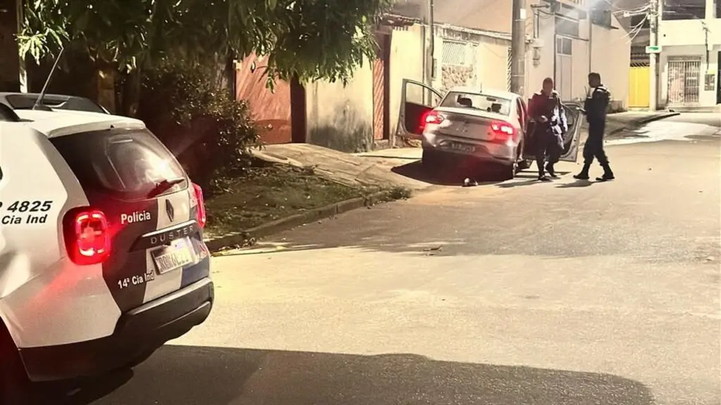 Motorista é obrigado a entrar no mar apenas de cueca durante assalto na Serra