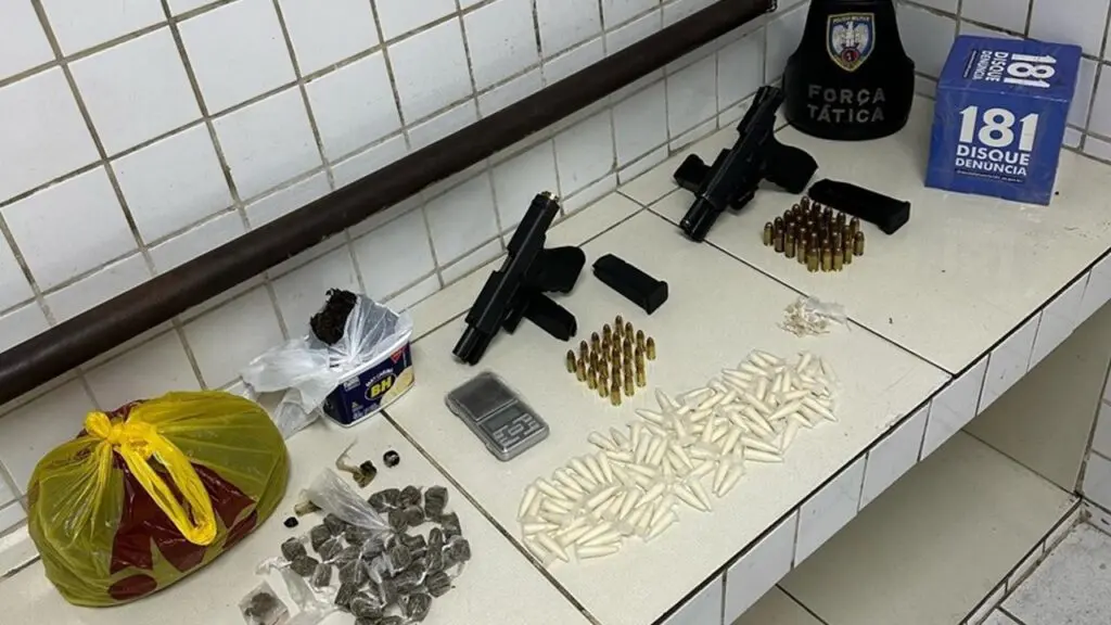 Força Tática apreende mochila recheada de armas e drogas durante ação em bairro da Serra Polícia Militar arrocha traficantes e apreende mochila recheada de armas e drogas na Serra.