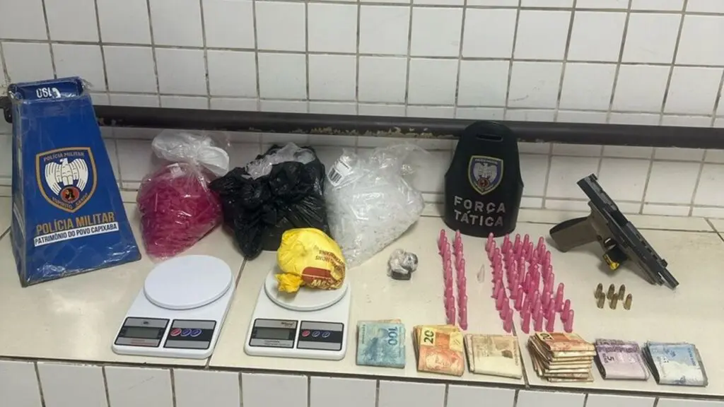 PM apreende arma e drogas em residência usada como depósito do tráfico na Serra Polícia Militar apreende arma, drogas e mais de R$ 4 mil em residência na Serra.