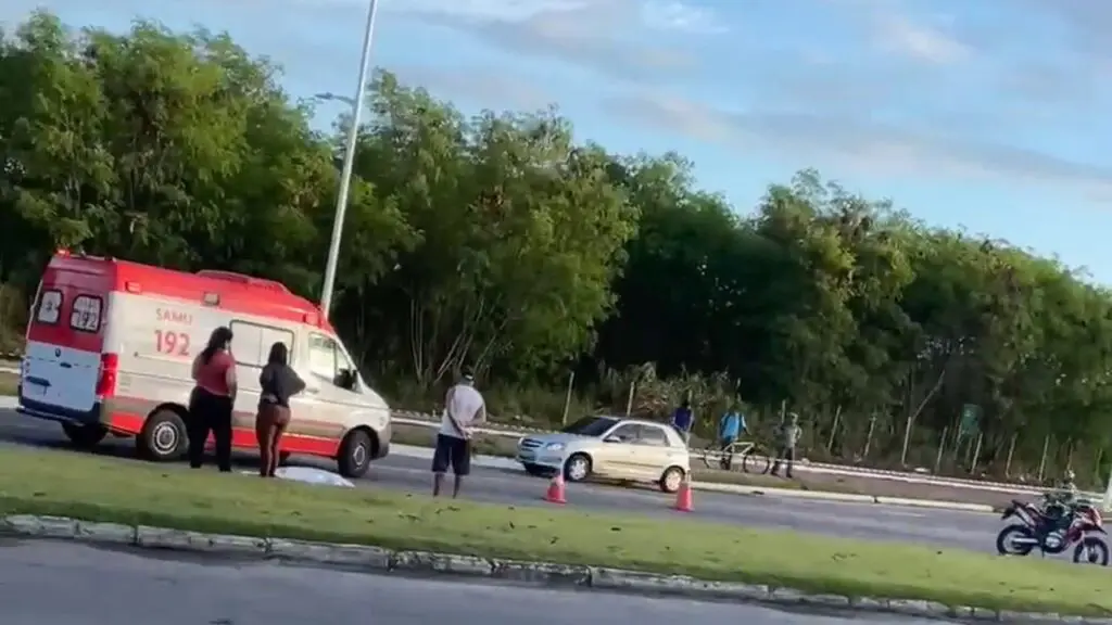 Motociclista morre após perder o controle e colidir contra placa em avenida da Serra Motociclista perde o controle, bate violentamente em placa e morre na Serra