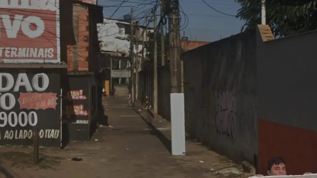 Jovem acaba morrendo após ser baleada durante ataque a tiros em beco na Serra Imagens da via conhecido como "Quebra Faca" ou "Beco dos noias", localizado no bairro São Geraldo.